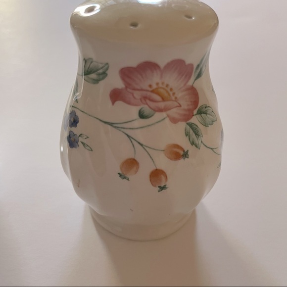 Classy Salt and Pepper Shakers - Picture 3 of 7